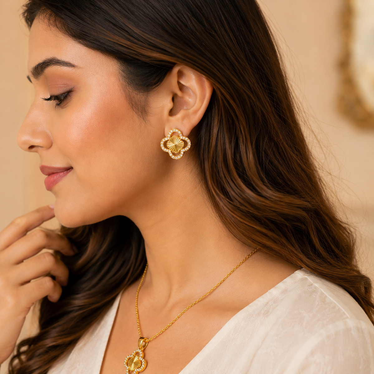 Gold Clover Pendant Set with Chain.